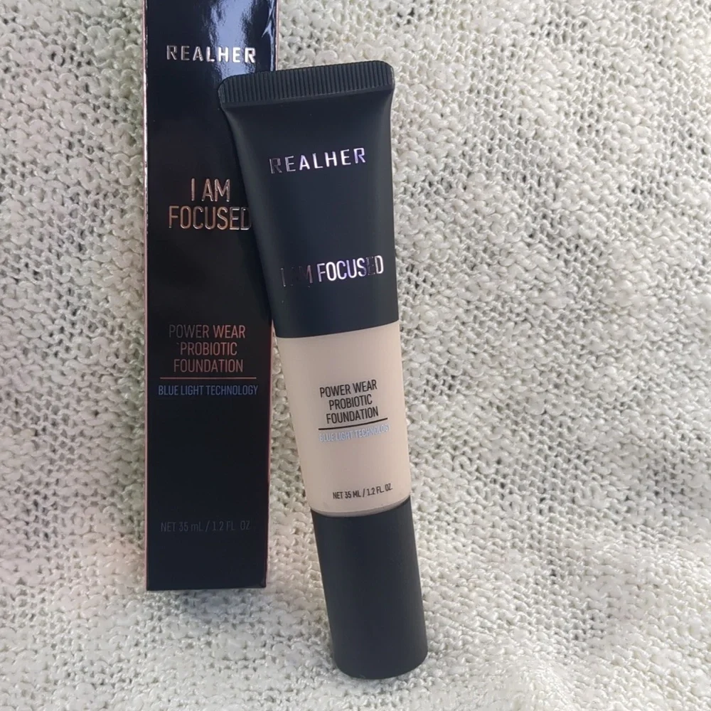 RealHer Foundation in Fair Ivory (I AM FOCUSED), 35ml/1.2fl oz